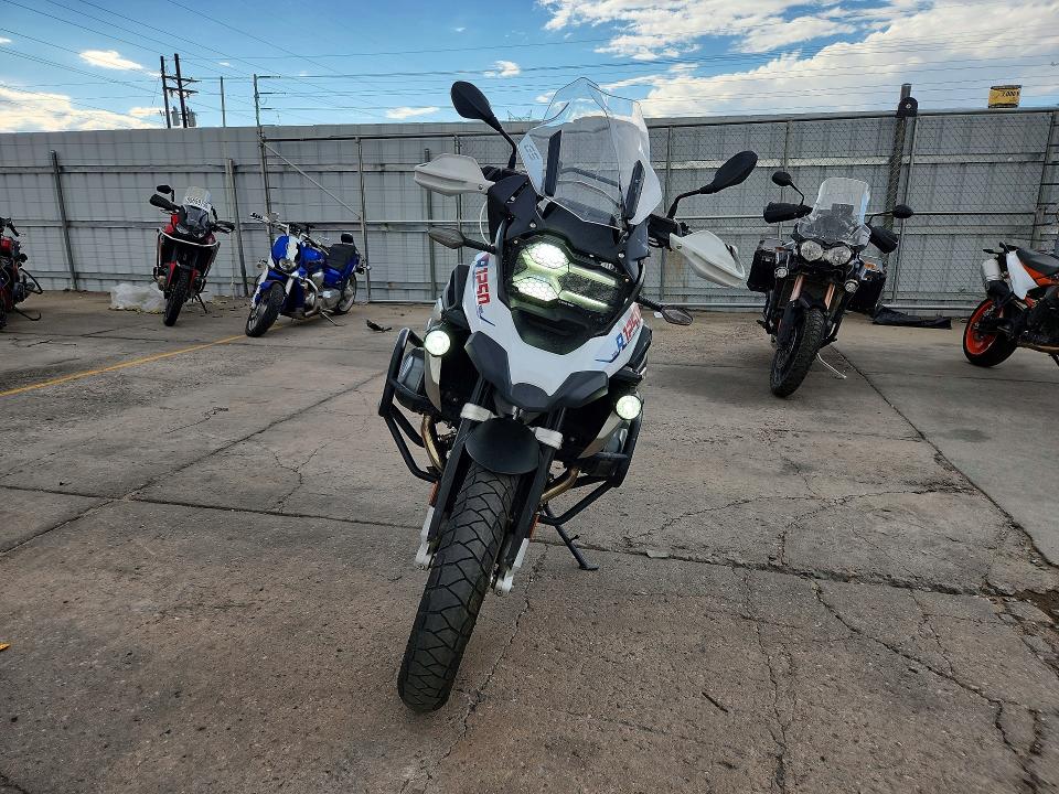 2022 BMW R 1250 VIN WB10M0302N6F27168 COPART salvage auction — SIDE, Co - Public - Salvage Title, sold $10,600 on 2026-09-10 (photo 2)