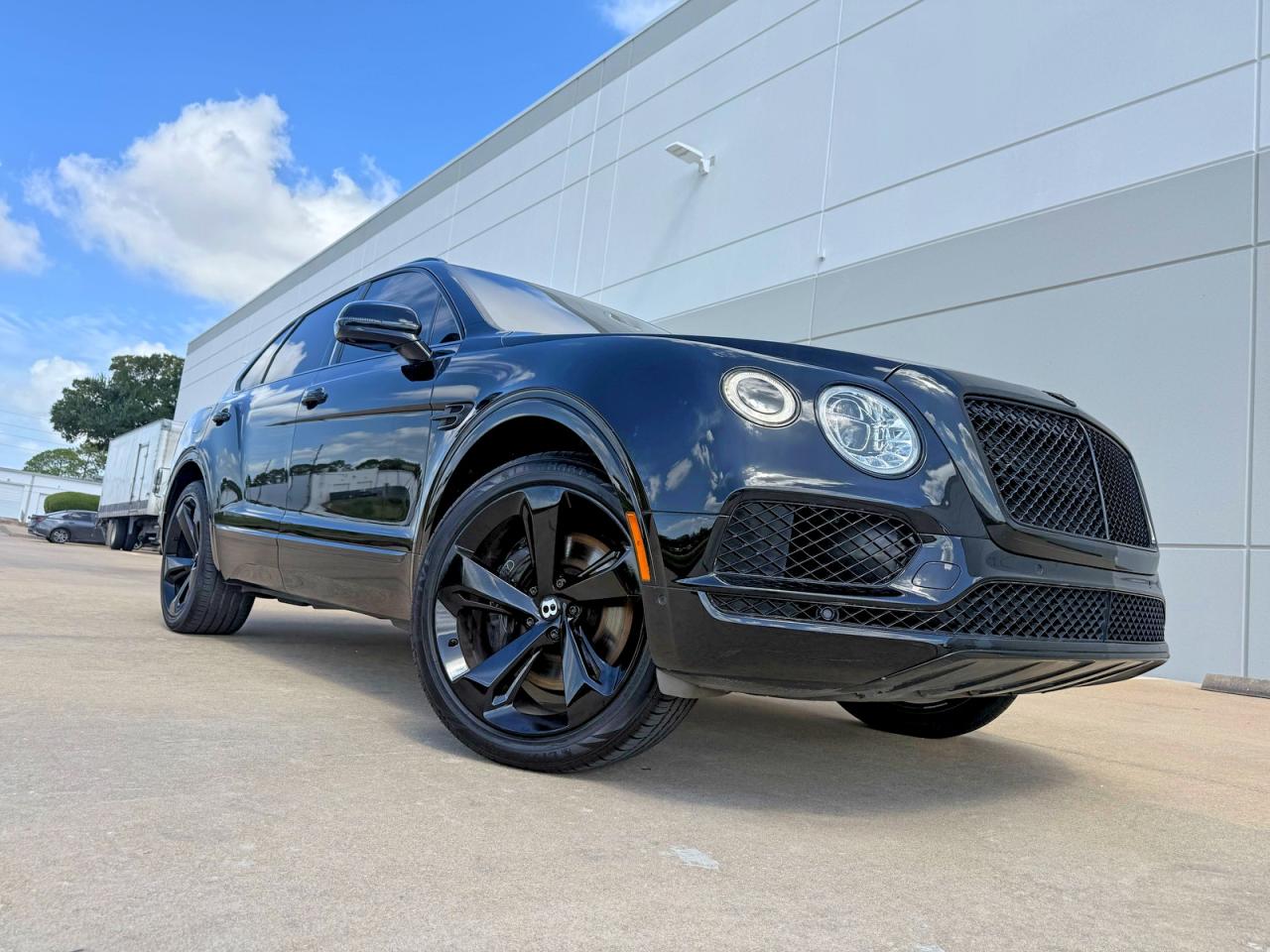 2017 Bentley Bentayga VIN SJAAC2ZV8HC014584 — COPART salvage auction photo