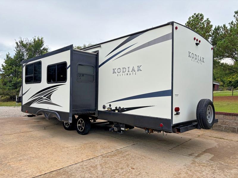 2018 Keystone Kodiak VIN 4YDT28821JJ973277 COPART salvage auction — WATER/FLOOD, IN - CERT OF TITLE-SALVAGE TITLE (P), sold $6,000 on 2026-09-14 (photo 3)