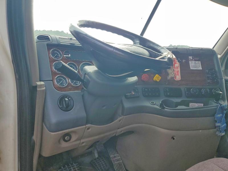 2018 Freightliner Cascadia 125 VIN 3ALXGF00XJDJS7591 COPART salvage auction — SIDE, MO - SALVAGE CERTIFICATE OF TITLE, sold $8,300 on 2026-10-08 (photo 8)