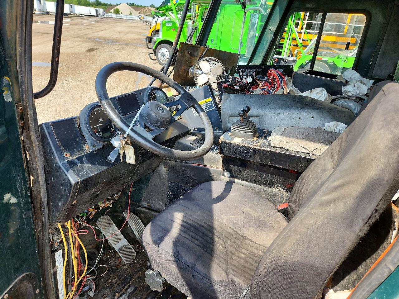 2014 VIN 1M2AU14C7EM002178 COPART salvage auction — Stripped, Cd - Non-Repairable, sold $1,400 on 2026-09-24 (photo 8)