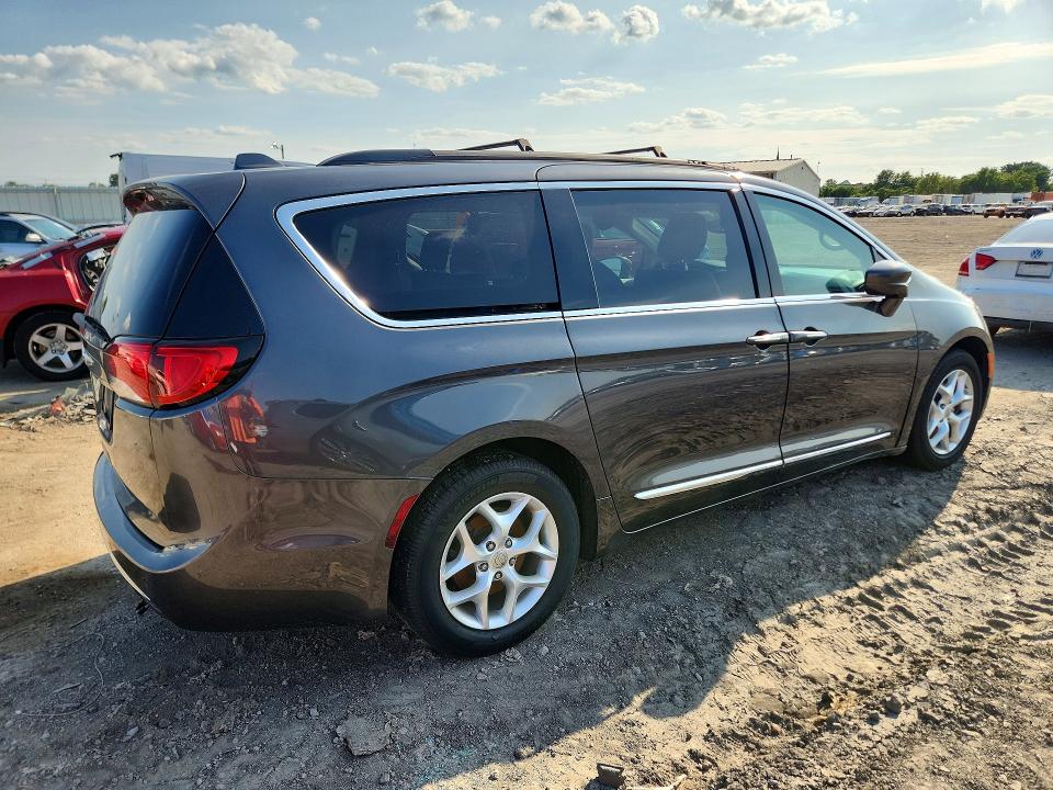 2017 Chrysler Pacifica VIN 2C4RC1BG6HR846469 COPART salvage auction — MINOR DENT/SCRATCHES, Il - Certificate Of Title, sold $2,700 on 2026-09-03 (photo 3)