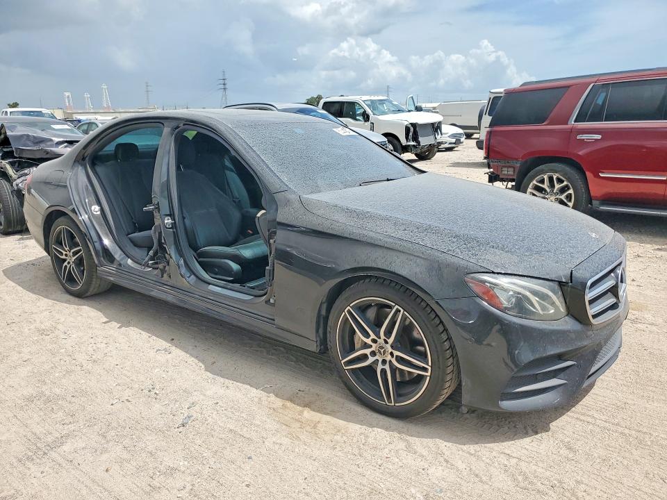 2019 Mercedes-benz E-klasse VIN WDDZF4JB6KA674282 COPART salvage auction — SIDE, Tx - Salvage Vehicle Title, sold $7,600 on 2026-10-06 (photo 4)