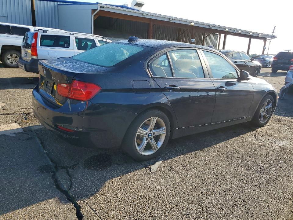 2014 BMW 3er VIN WBA3C3C54EP662835 COPART salvage auction — MECHANICAL, Co - Dis/Dlr/Exp Only Clean Title, sold $1,600 on 2026-08-18 (photo 3)