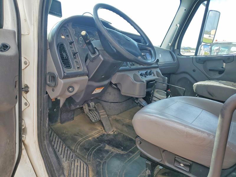 2019 Freightliner M2 106 VIN 1FVACXFC9KHKT8864 COPART salvage auction — MINOR DENT/SCRATCHES, TX - CERTIFICATE OF TITLE (P), sold $14,800 on 2026-09-01 (photo 8)