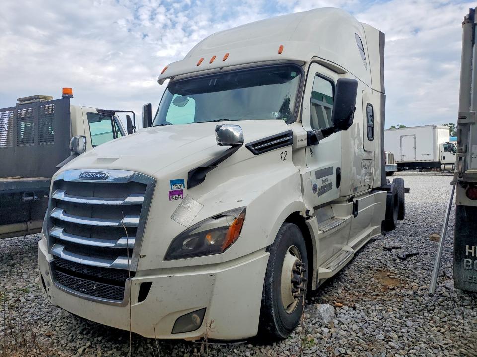 2018 Freightliner Cascadia 126 VIN 3AKJHHDR1JSJZ5673 — COPART salvage auction photo