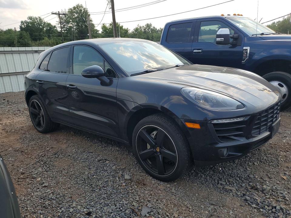 2016 Porsche Macan VIN WP1AB2A58GLB41233 COPART salvage auction — MINOR DENT/SCRATCHES, Nj - Certificate Of Title, sold $2,650 on 2026-08-18 (photo 4)