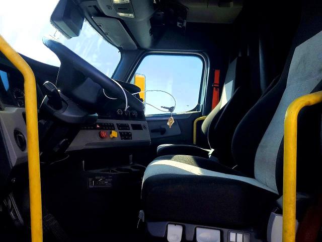 2022 Freightliner Cascadia 126 VIN 3AKJHHDR1NSMT3737 COPART salvage auction — FRONT END, CA - DIS/DLR/EXP ONLY CLEAN TITLE, sold $17,400 on 2026-09-10 (photo 7)