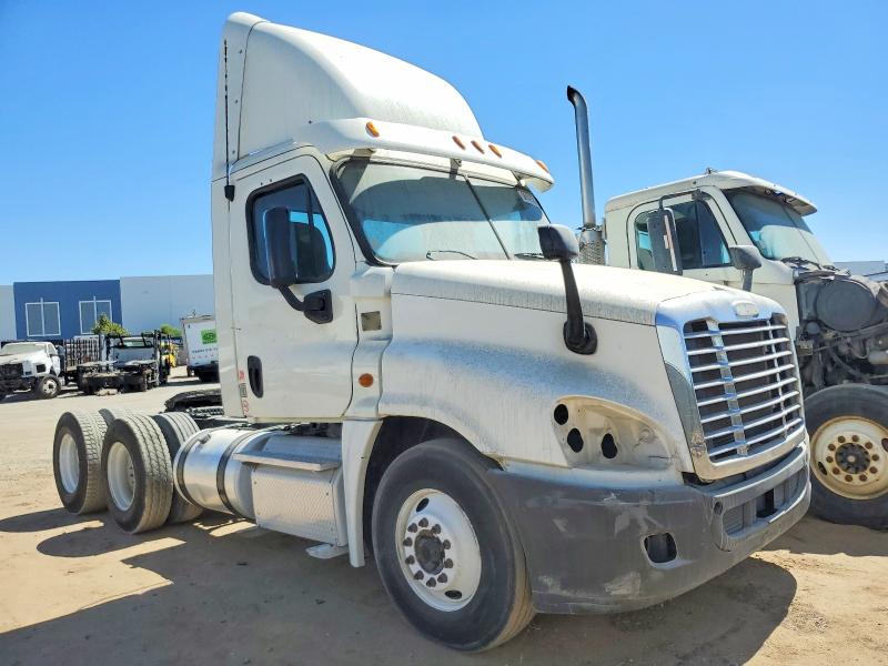 2013 Freightliner Cascadia VIN 1FUJGEDV4DSBV1125 COPART salvage auction — NORMAL WEAR, DV, sold $1,400 on 2026-09-08 (photo 1)