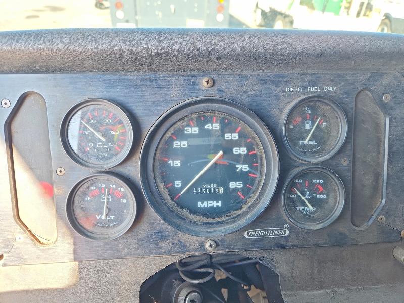2001 Freightliner Chassis VIN 4UZAANBW71CH53250 COPART salvage auction — MINOR DENT/SCRATCHES, NJ - CERTIFICATE OF TITLE, sold $175 on 2026-09-17 (photo 9)