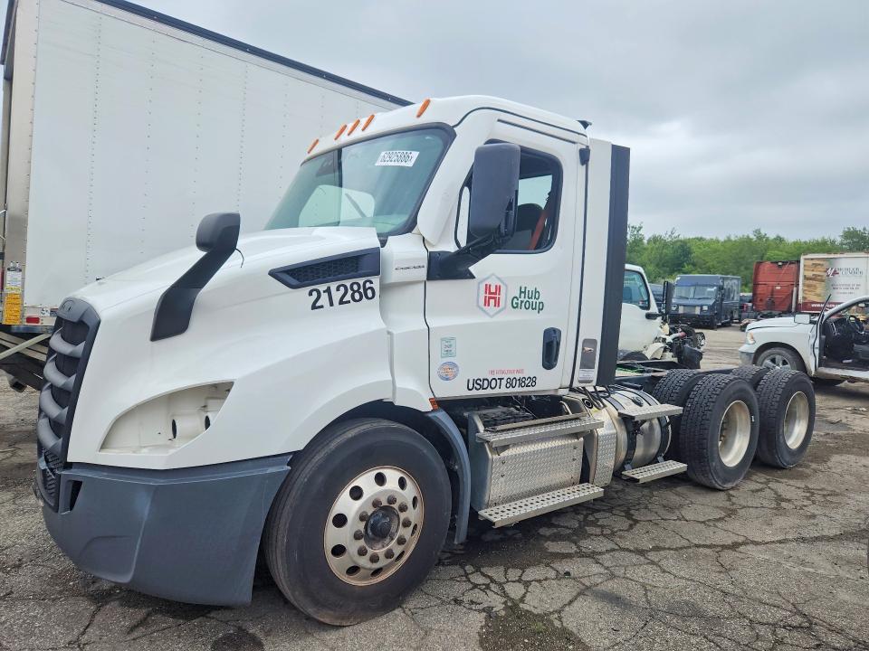 2021 Freightliner Cascadia VIN 3AKJHTDV1MSMU6874 — COPART salvage auction photo