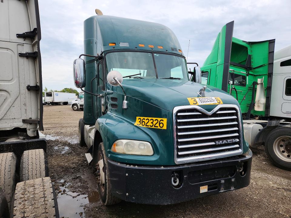 2017 Mack Cxu612 VIN 1M1AW01X3HM009634 COPART salvage auction — NORMAL WEAR, OK - CERTIFICATE OF TITLE (P), sold $450 on 2026-10-06 (photo 4)