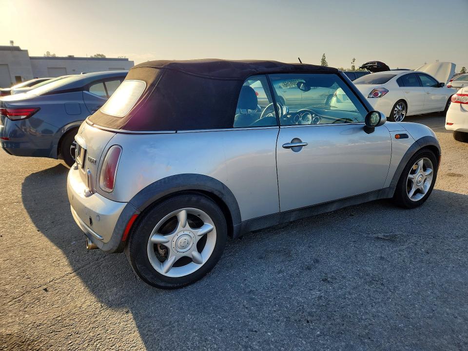 2005 Mini Cooper VIN WMWRF33535TG13105 COPART salvage auction — MINOR DENT/SCRATCHES, CA - DIS/DLR/EXP ONLY CLEAN TITLE, sold $300 on 2026-08-11 (photo 3)