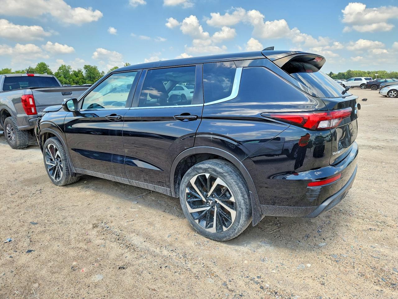 2022 Mitsubishi Outlander VIN JA4J4TA87NZ040328 COPART salvage auction — Front End, TX - SALVAGE VEHICLE TITLE, sold $6,600 on 2026-09-09 (photo 2)