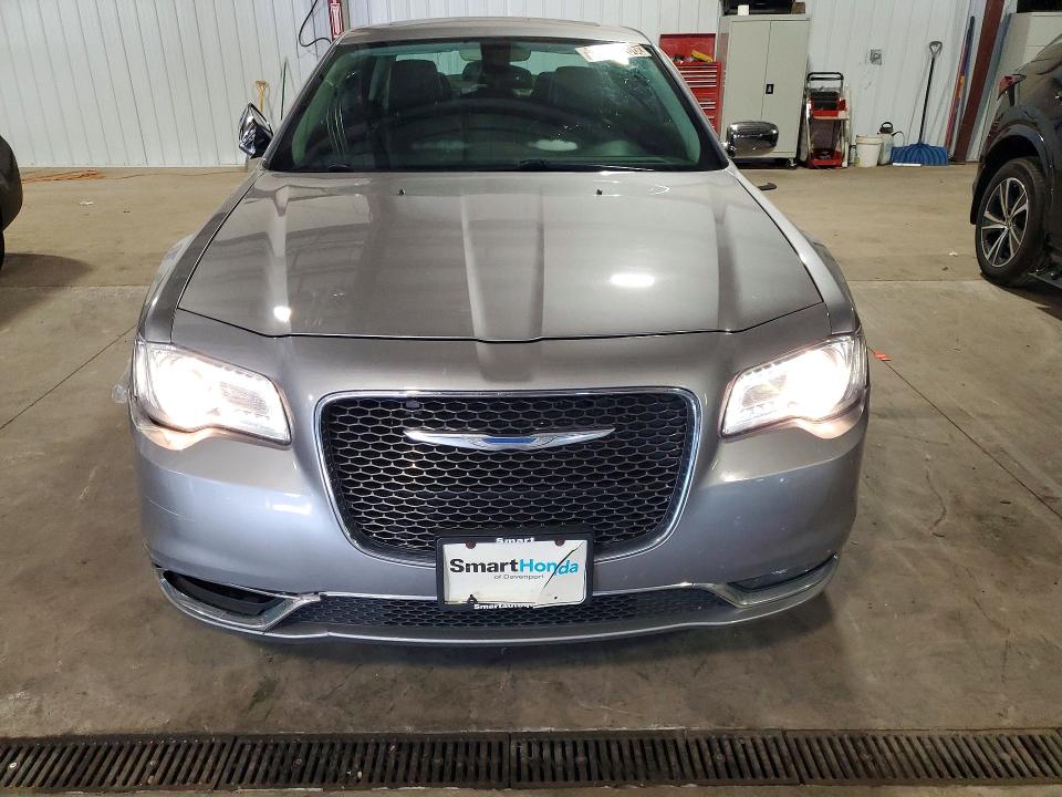 2017 Chrysler 300 VIN 2C3CCAKG8HH566794 COPART salvage auction — MINOR DENT/SCRATCHES, IA - CERTIFICATE OF TITLE, sold $7,200 on 2026-09-01 (photo 5)