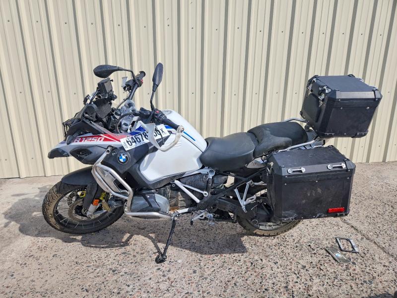 2022 BMW R 1250 VIN WB10M1304N6F88513 COPART salvage auction — FRONT END, Co - Salvage Title, sold $8,200 on 2026-09-17 (photo 3)