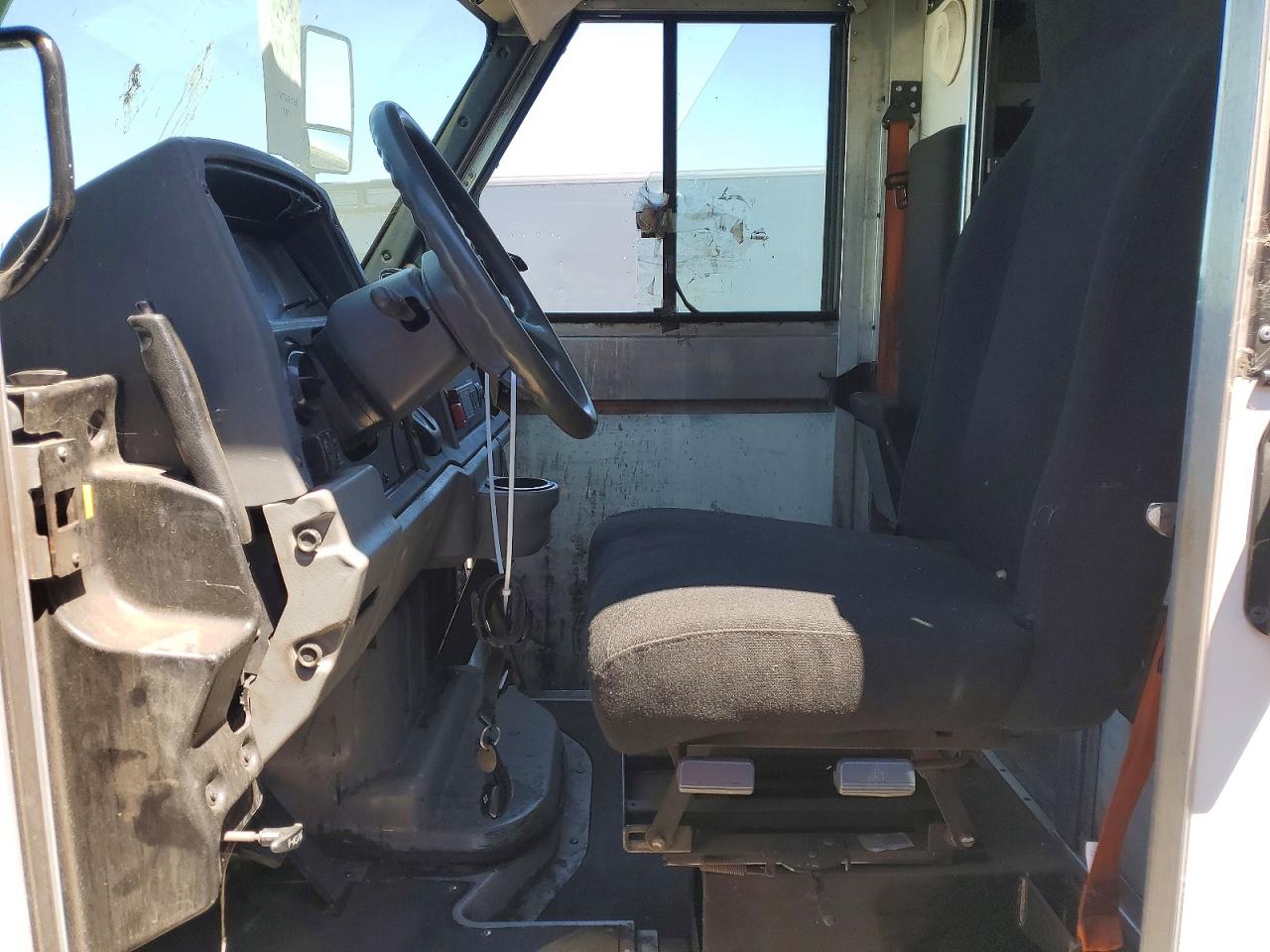 2013 Isuzu Npr hd VIN JALB4T172D7W01089 COPART salvage auction — Minor Dent/Scratches, CA - DIS/DLR/EXP ONLY CLEAN TITLE, sold $650 on 2026-08-27 (photo 7)