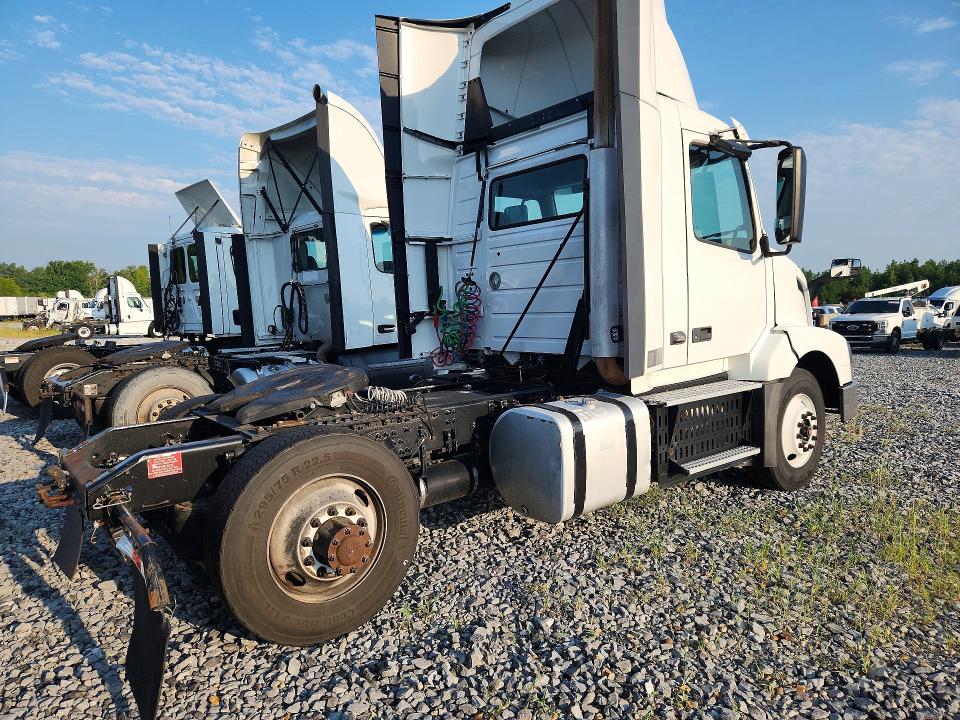 2017 Volvo VIN 4V4N39TGXHN977448 COPART salvage auction — NORMAL WEAR, In - Certificate Of Title, sold $5,000 on 2026-08-18 (photo 3)