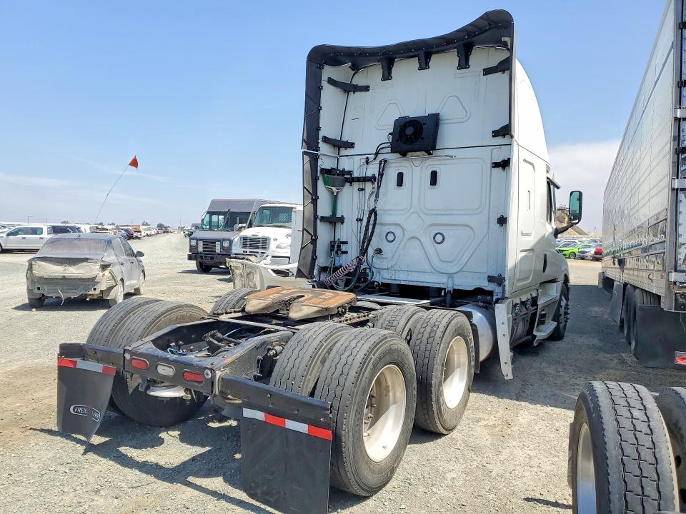 2024 Freightliner Cascadia 126 VIN 3AKJHHDR7RSUV0810 COPART salvage auction — MINOR DENT/SCRATCHES, CA - DIS/DLR/EXP ONLY CLEAN TITLE, sold $28,500 on 2026-08-25 (photo 3)