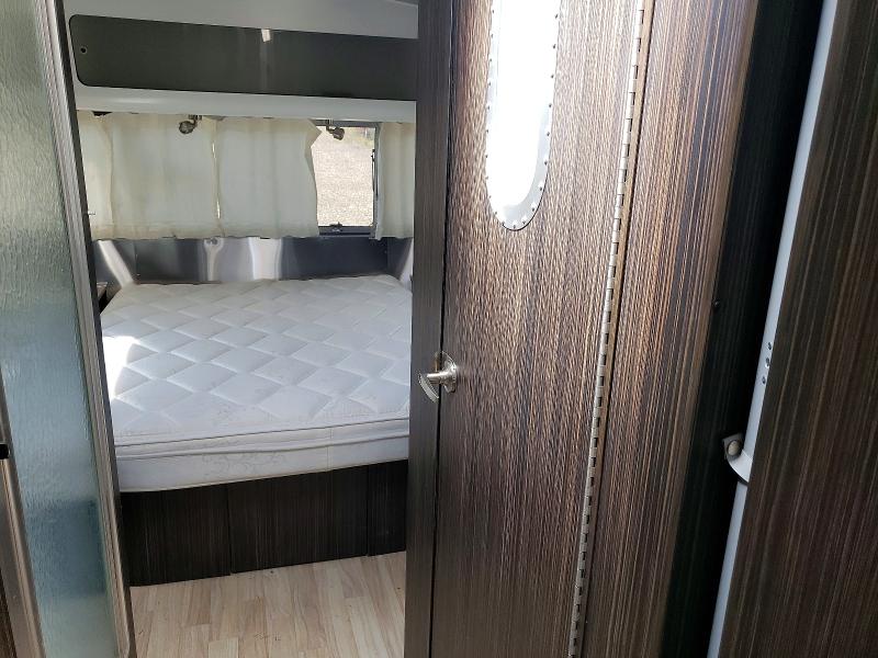 2013 Airstream Camper VIN 1STTFYL29DJ527267 COPART salvage auction — WATER/FLOOD, ON - PERMIT NO BRAND - UNFIT, sold $10,000 on 2026-09-08 (photo 5)