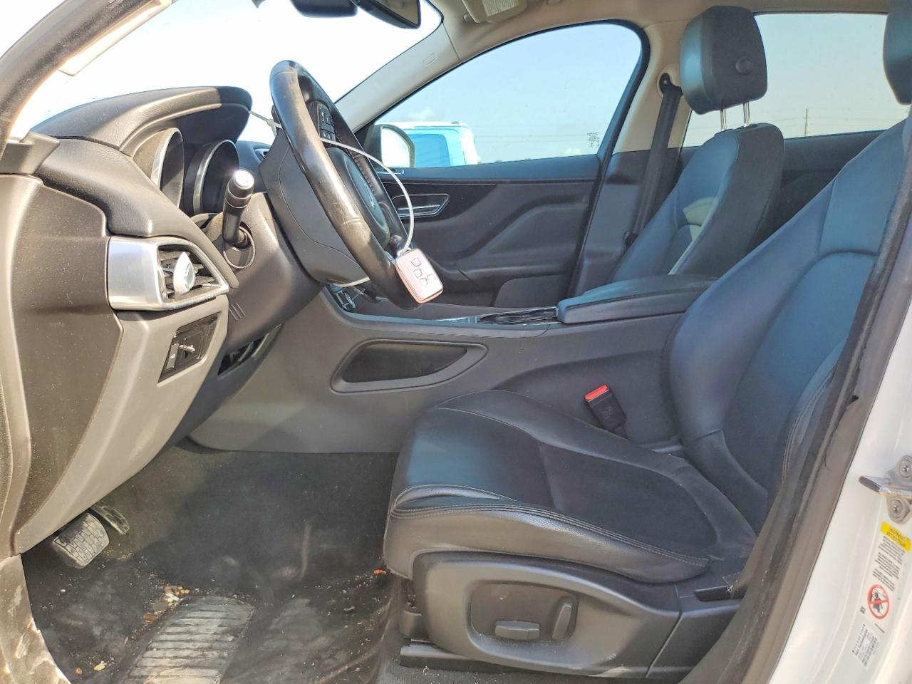 2017 Jaguar F-pace VIN SADCJ2BV3HA884024 COPART salvage auction — Minor Dent/Scratches, TX - CERTIFICATE OF TITLE, sold $1,900 on 2026-09-10 (photo 7)