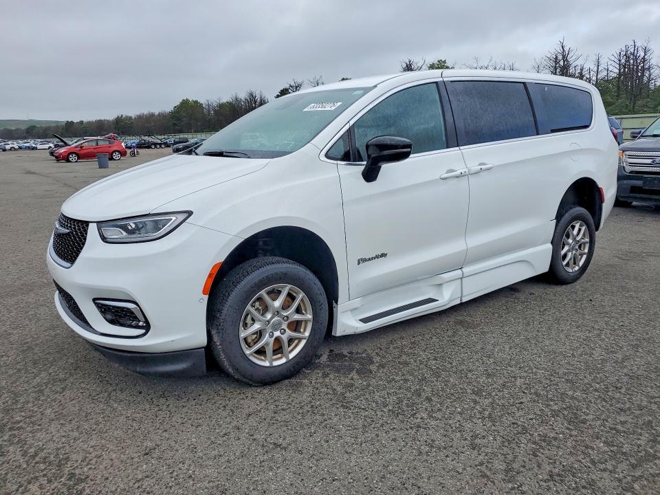 2025 Chrysler Pacifica VIN 2C4RC1BG1SR562352 — COPART salvage auction photo