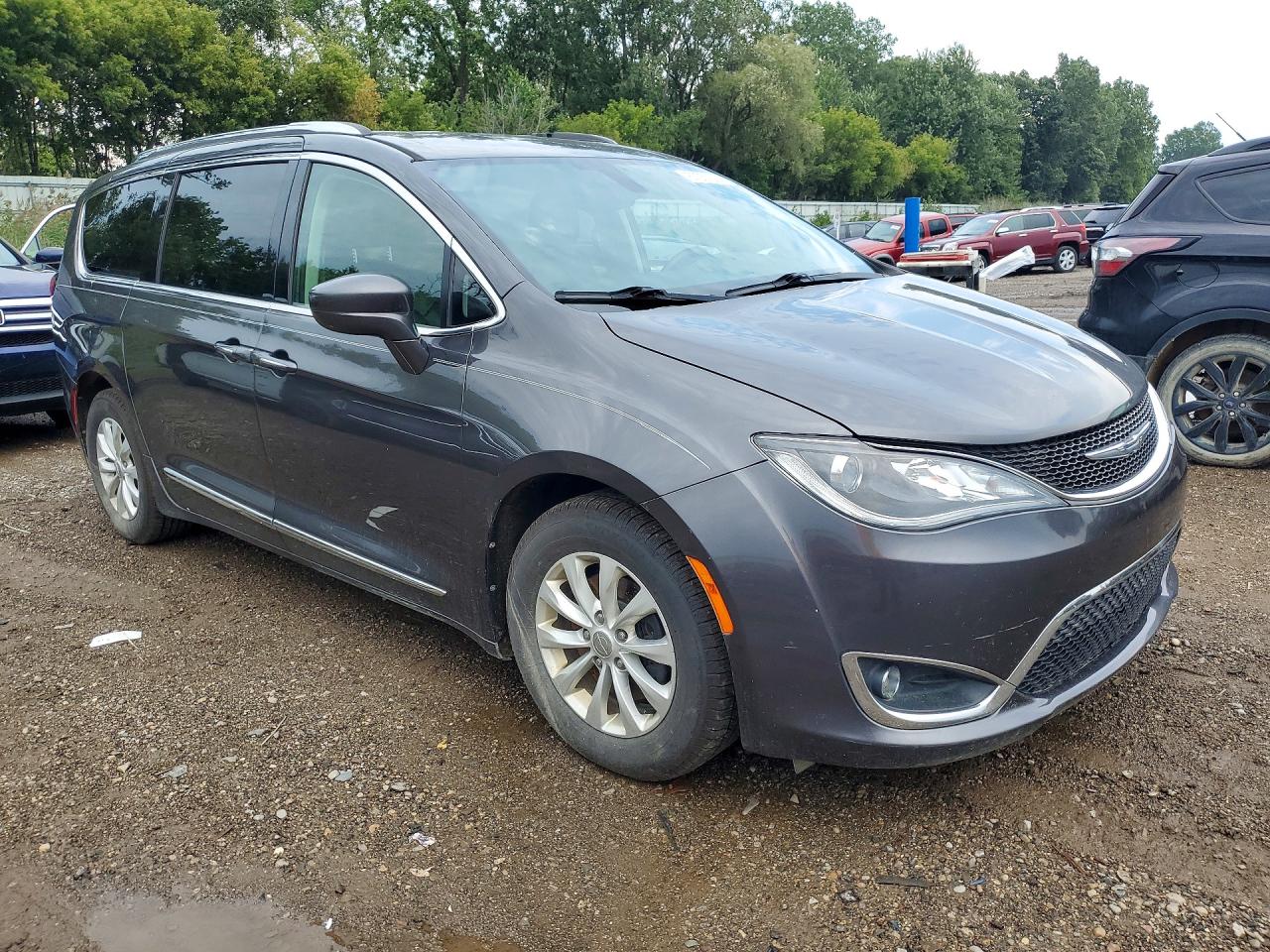 2018 Chrysler Pacifica VIN 2C4RC1BG6JR279637 COPART salvage auction — Front End, Ct - Clean Title, sold $3,200 on 2026-09-16 (photo 4)