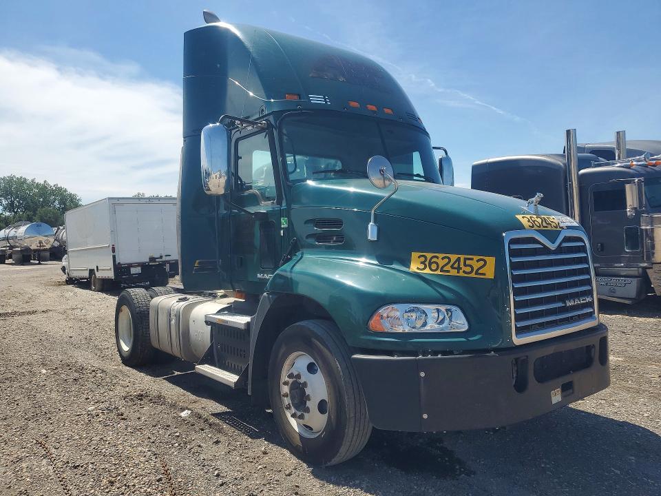 2017 Mack Cxu612 VIN 1M1AW01X8HM009760 COPART salvage auction — MINOR DENT/SCRATCHES, OK - CERTIFICATE OF TITLE, sold $2,900 on 2026-09-22 (photo 4)