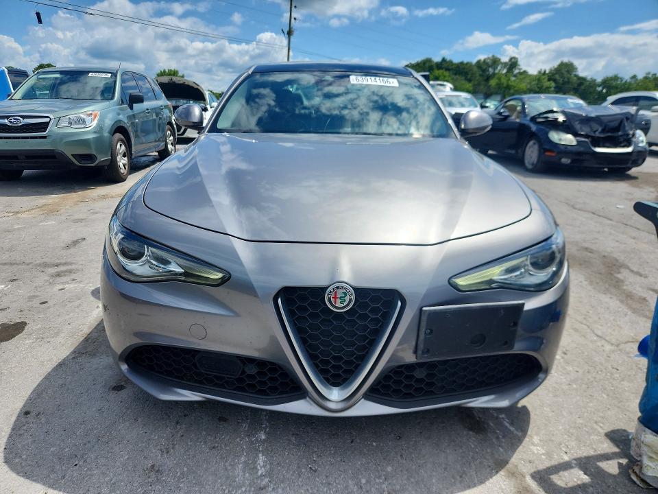 2018 Alfa romeo Giulia VIN ZARFAEEN3J7575832 COPART salvage auction — MINOR DENT/SCRATCHES, Tn - Certificate Of Title, sold $4,750 on 2026-08-12 (photo 5)