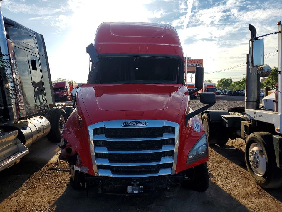 2025 Freightliner Cascadia 126 VIN 3AKJHHDR5SSVR3504 COPART salvage auction — ROLLOVER, NE - CERT OF TITLE-SALVAGE, sold $33,250 on 2026-09-08 (photo 5)