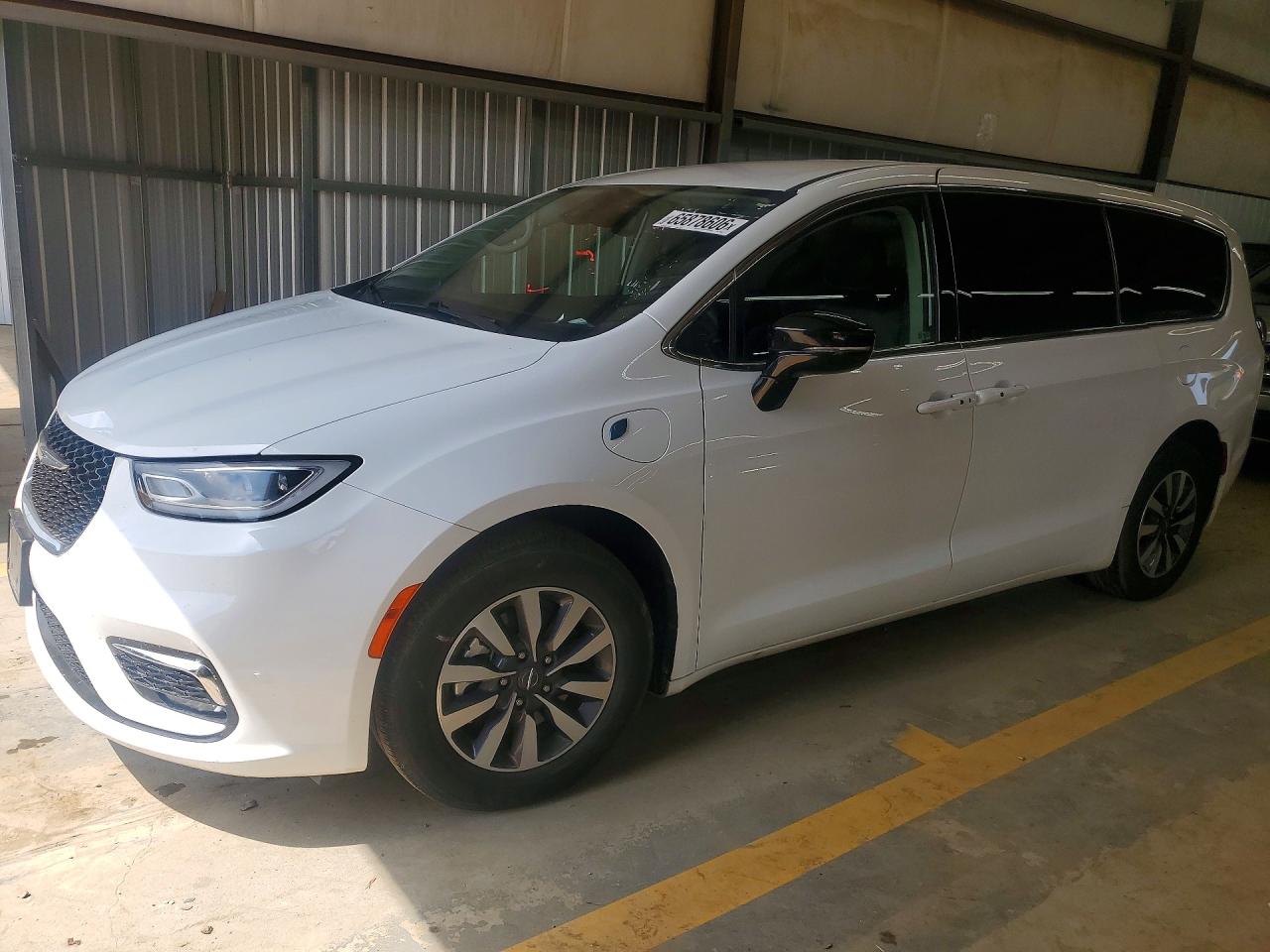 2024 Chrysler Pacifica VIN 2C4RC1S72RR123803 — COPART salvage auction photo