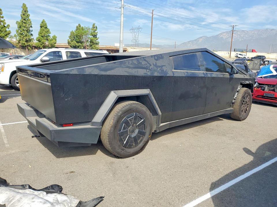 2025 Tesla Cybertruck VIN 7G2CEHED6SA069170 COPART salvage auction — FRONT END, Ca - Salvage Certificate, sold $34,250 on 2026-09-29 (photo 3)