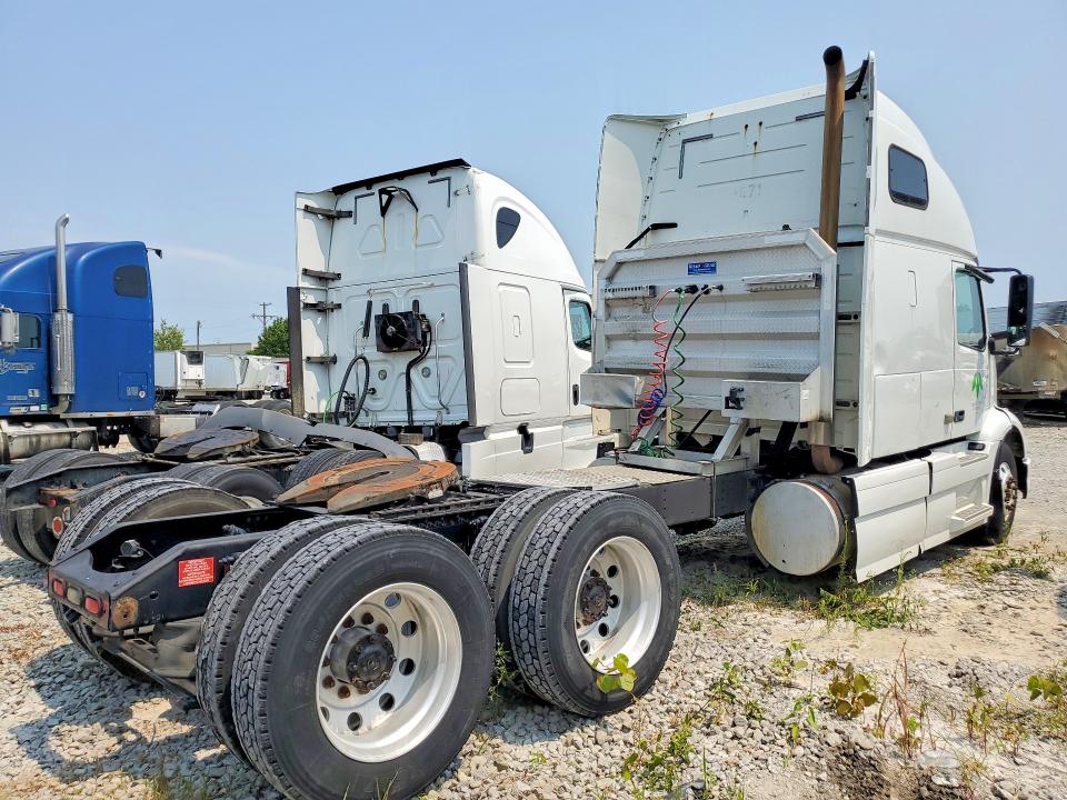 2020 Volvo VNR VIN 4V4WC9EH6LN247412 COPART salvage auction — ALL OVER, OH - CERT OF TITLE-SALVAGE, sold $1,300 on 2026-09-08 (photo 3)