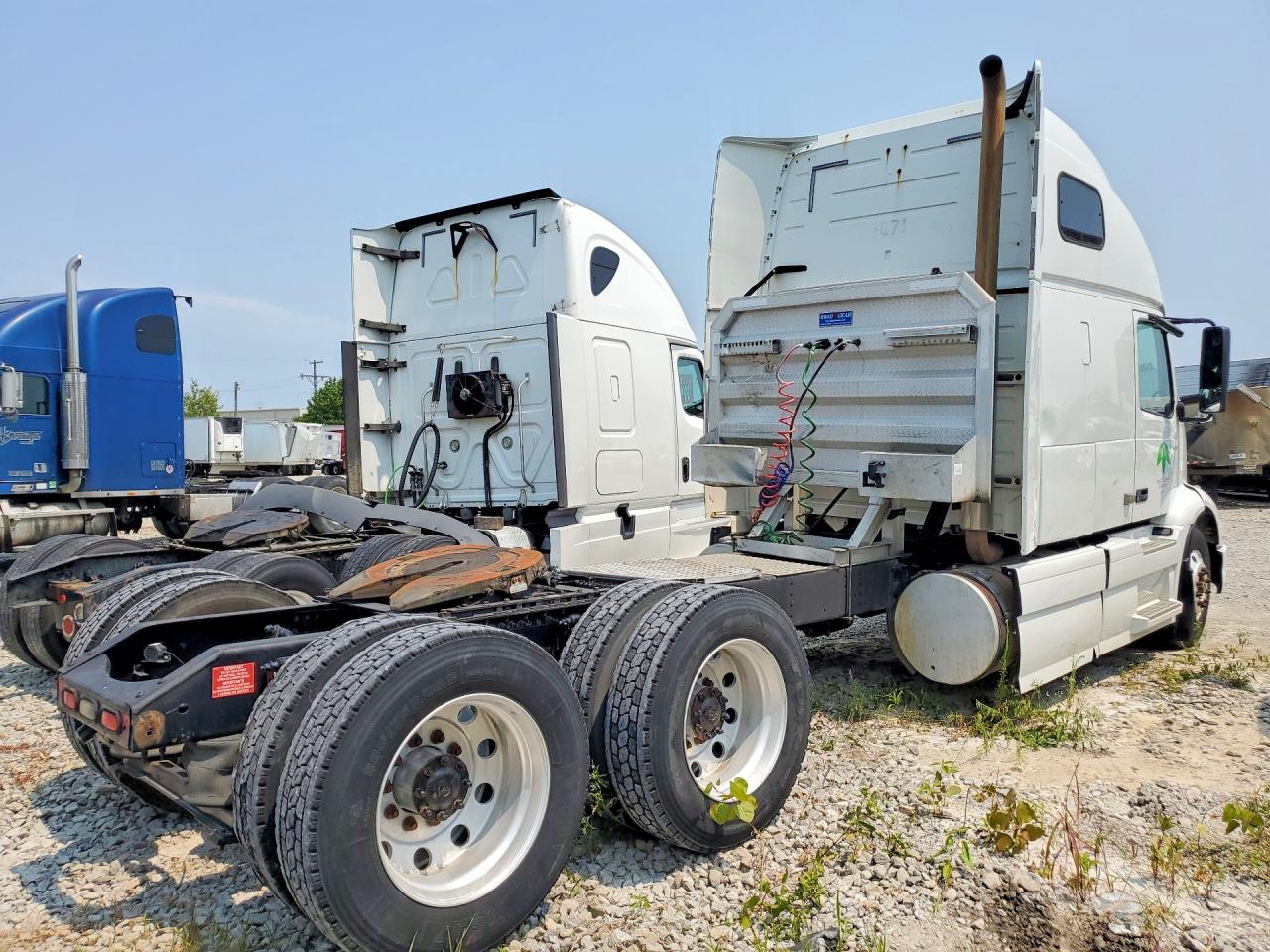 2020 Volvo VNR VIN 4V4WC9EH6LN247412 COPART salvage auction — All Over, OH - CERT OF TITLE-SALVAGE, sold $10,800 on 2026-09-10 (photo 3)