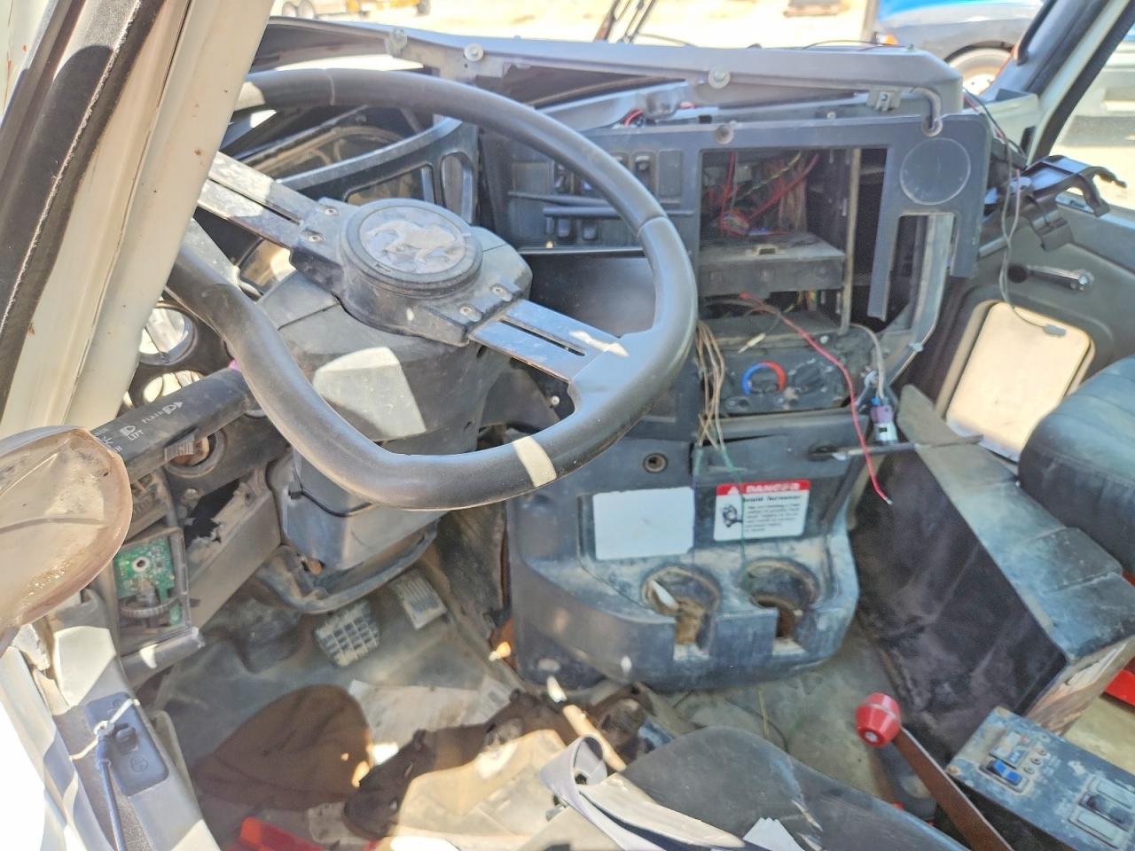 2009 Mack Gu800 VIN 1M2AX13C29M007299 COPART salvage auction — Rollover, TX - NONREPAIRABLE TITLE, sold $3,500 on 2026-09-11 (photo 8)