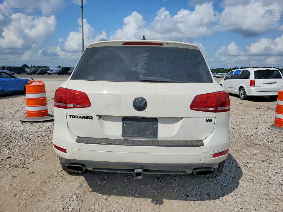 2011 Volkswagen Touareg VIN WVGFF9BP4BD005832 COPART salvage auction — MINOR DENT/SCRATCHES, Tx - Certificate Of Title, sold $3,500 on 2026-08-13 (photo 6)