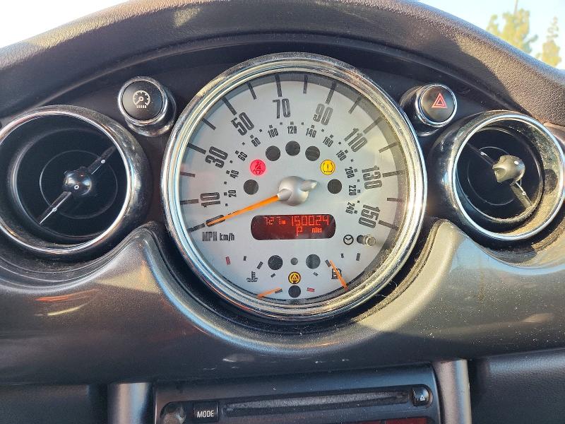 2005 Mini Cooper VIN WMWRF33535TG13105 COPART salvage auction — MINOR DENT/SCRATCHES, CA - DIS/DLR/EXP ONLY CLEAN TITLE, sold $300 on 2026-08-11 (photo 9)