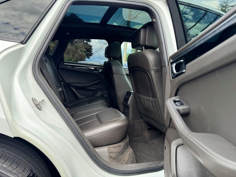 2018 Porsche Macan VIN WP1AB2A52JLB33457 COPART salvage auction — MINOR DENT/SCRATCHES, Il - Certificate Of Title (P), sold $10,400 on 2026-08-24 (photo 6)