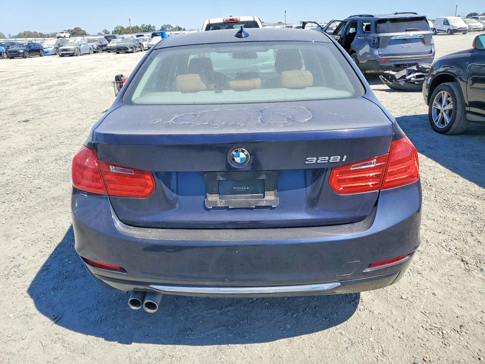 2012 BMW 3er VIN WBA3A5C54CF257031 COPART salvage auction — MINOR DENT/SCRATCHES, Ca - Dis/Dlr/Exp Only Clean Title, sold $1,600 on 2026-08-06 (photo 6)