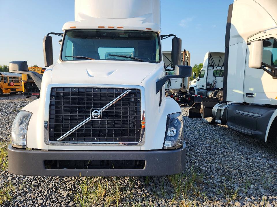 2017 Volvo VIN 4V4N39TGXHN977448 COPART salvage auction — NORMAL WEAR, In - Certificate Of Title, sold $5,000 on 2026-08-18 (photo 5)