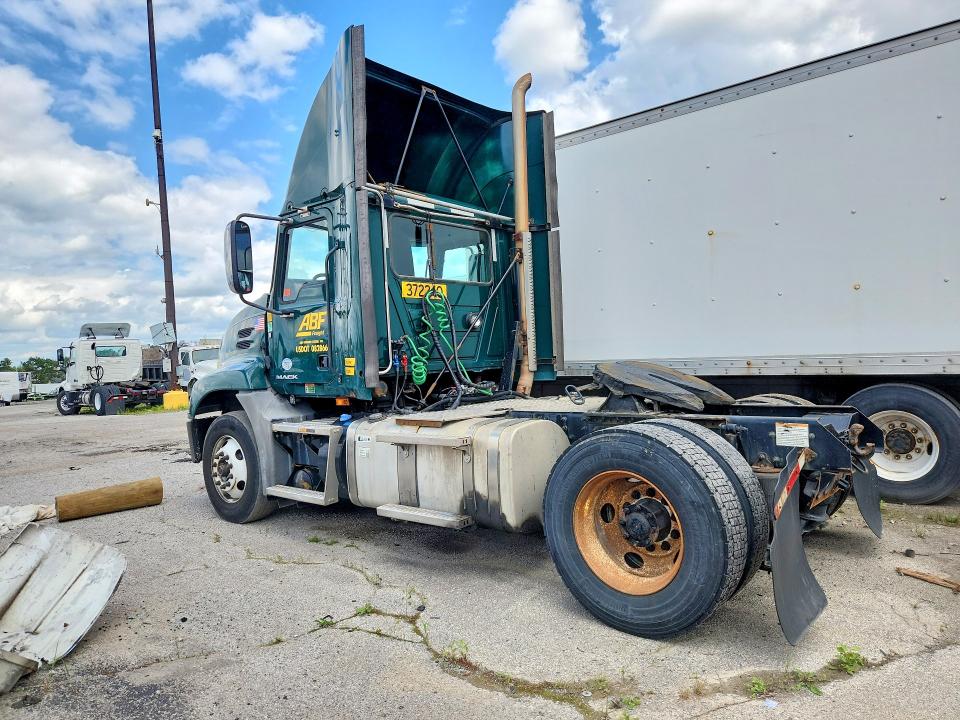 2018 Mack Cxu612 VIN 1M1AW01X2JM010571 COPART salvage auction — NORMAL WEAR, OK - CERTIFICATE OF TITLE (P), sold $1,900 on 2026-10-09 (photo 2)