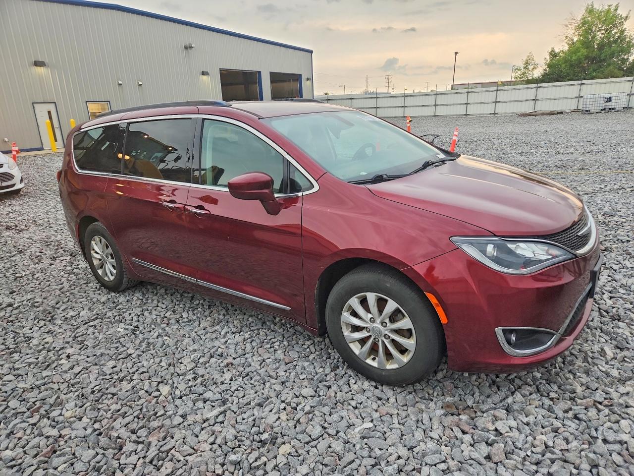 2017 Chrysler Pacifica VIN 2C4RC1BG1HR553692 COPART salvage auction — Mechanical, Ct - Clean Title, sold $1,950 on 2026-09-21 (photo 4)