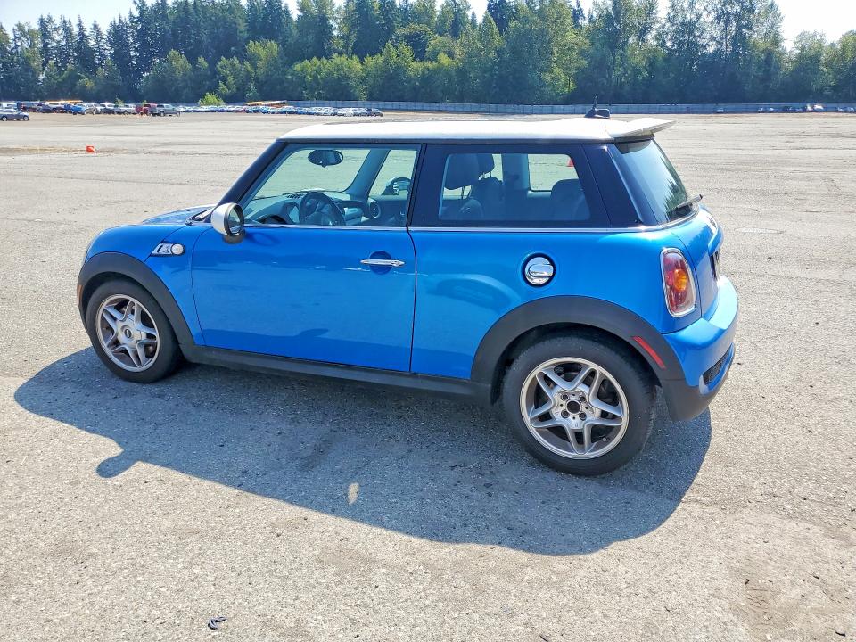 2010 Mini Cooper VIN WMWMF7C59ATW89517 COPART salvage auction — MINOR DENT/SCRATCHES, WA - VEHICLE CERT OF OWNERSHIP-TITL, sold $300 on 2026-08-31 (photo 2)