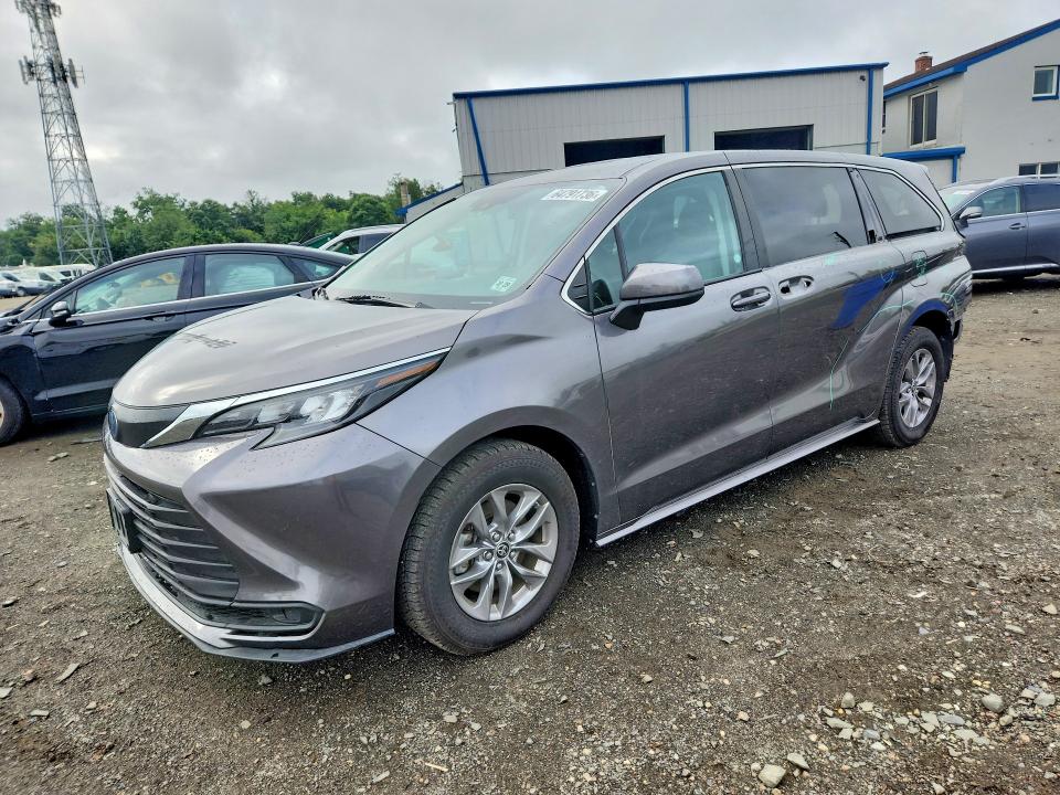 2024 Toyota Sienna VIN 5TDKRKECXRS205350 — COPART salvage auction photo