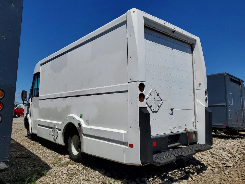 2013 Isuzu Npr hd VIN JALB4T172D7W01089 COPART salvage auction — MINOR DENT/SCRATCHES, CA - DIS/DLR/EXP ONLY CLEAN TITLE, sold $550 on 2026-09-22 (photo 2)