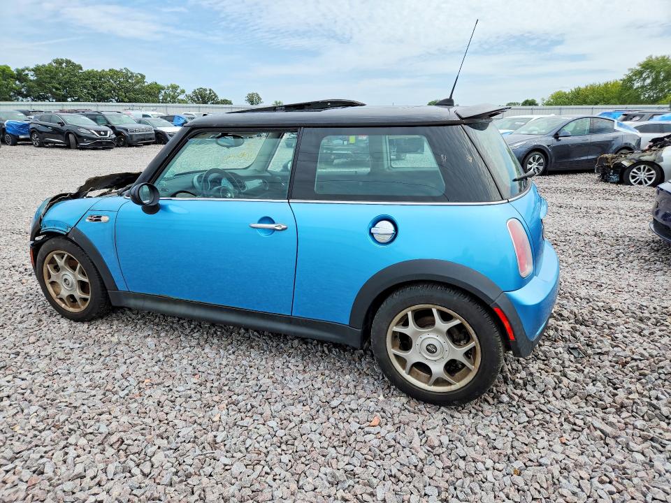 2005 Mini Cooper VIN WMWRE33495TD98713 COPART salvage auction — Burn Engine, WI - JUNKED VEHICLE BILL OF SALE, sold $300 on 2026-08-24 (photo 2)