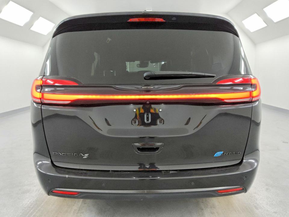 2023 Chrysler Pacifica VIN 2C4RC1L74PR632822 COPART salvage auction — MINOR DENT/SCRATCHES, Ca - Certificate Of Title, sold $18,200 on 2026-10-08 (photo 6)