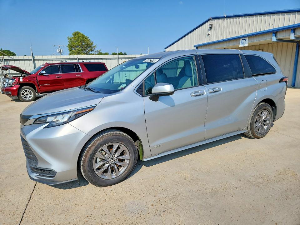 2021 Toyota Sienna VIN 5TDKRKEC7MS051494 — COPART salvage auction photo