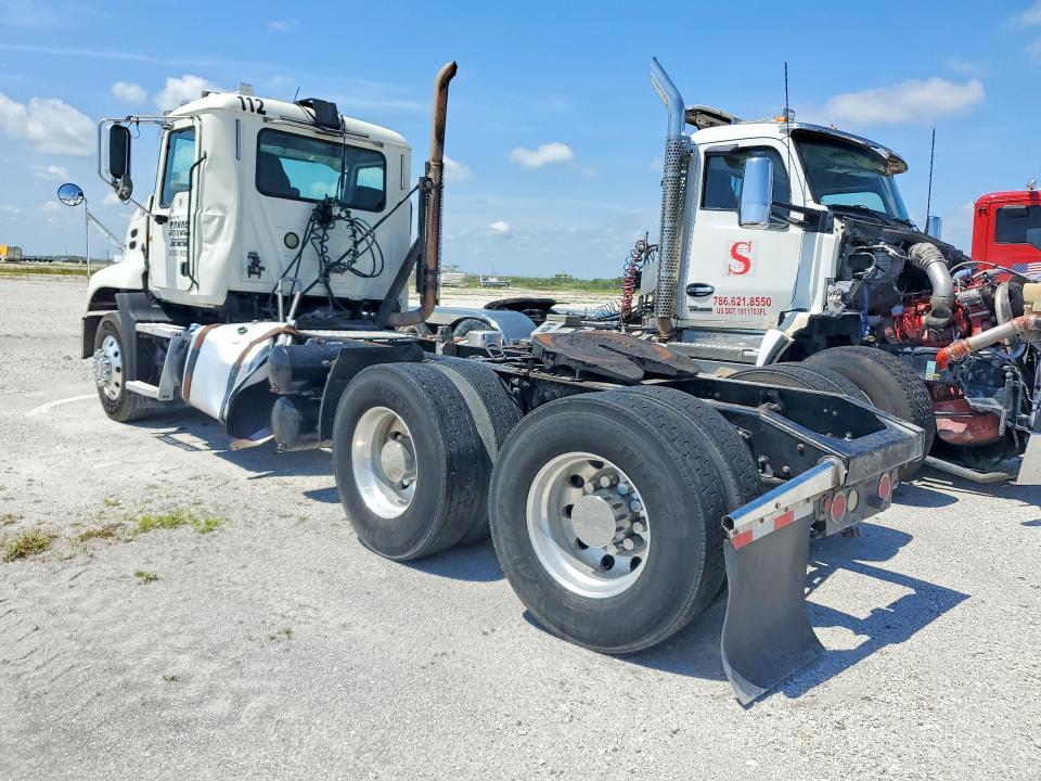 2015 Mack Cxu613 VIN 1M1AW02Y5FM046687 COPART salvage auction — SIDE, FL - CERT OF TITLE SLVG REBUILDABLE (P), sold $5,625 on 2026-09-10 (photo 2)