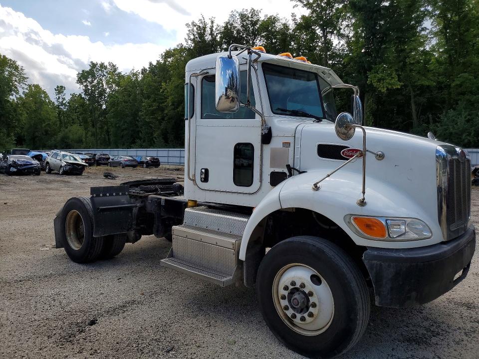 2017 Peterbilt 348 VIN 1XP3AJ8X5HD430658 COPART salvage auction — NORMAL WEAR, WI - CERTIFICATE OF TITLE, sold $7,000 on 2026-09-01 (photo 4)